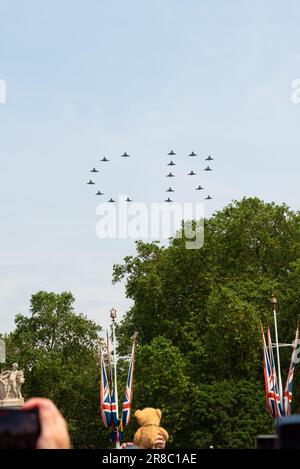 Kings Geburtstagsgeschenk nach Trooping the Colour in the Mall, London, Großbritannien. RAF-Typhoon-Kampfjets schreiben CR, Charles Rex, über der Mall Stockfoto