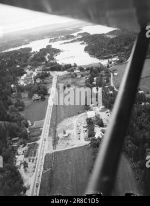 Stromstärke 30-5-1960: Das rasende Todesgrinsen hinter dem Steuer. Riesige Autokolossusen, wie Lokomotiven, fahren durch die dicht besiedelten Gebiete entlang der Straßen. Die Verkehrspolizei ist ständig auf der Suche und überwacht Schwertransporte mit Radar. Foto: Ivar Aaserud / Aktuell / NTB ***FOTO NICHT ABGEBILDET*** Stockfoto