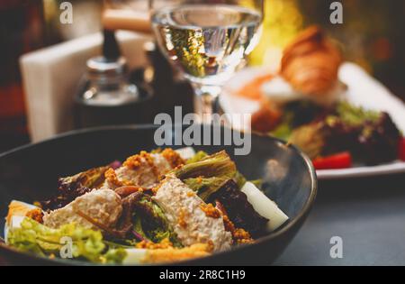 Salat mit Thunfisch und Gemüse in der Dose Stockfoto