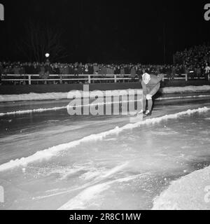 Aktueller 2.-2.-1960.: Anstoß mit dem Olympiaport die Skifahrer und Skater hatten am vergangenen Wochenende ihren ersten großen präolympischen Krafttest, die Skater in Trondheim, die Skispringer und die Skilanglauf in Gjøvik. In diesem Bericht berichten unsere Mitarbeiter in Texten und Bildern über die Situation, die zu den Besten zählt. Foto: Ivar Aaserud / Aktuell / NTB ***FOTO NICHT ABGEBILDET*** Stockfoto