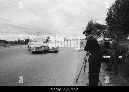 Aktuell 30-5-1960: Tod durch Geschwindigkeit GrinerSpeed Tod Grinsen hinter dem Steuer. Riesige Autokolossusen, wie Lokomotiven, fahren durch die dicht besiedelten Gebiete entlang der Straßen. Die Verkehrspolizei ist ständig auf der Suche und überwacht Schwertransporte mit Radar. Foto: Ivar Aaserud / Aktuell / NTB ***FOTO NICHT ABGEBILDET*** Stockfoto