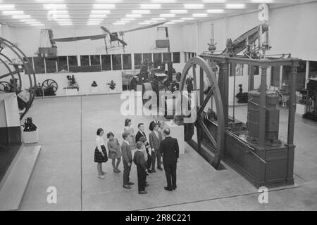 Actual 50-1-1960: Limonade und Kuchen unter Flugzeugen und Autos das Norwegische Museum für Technologie hat kürzlich etwas völlig Neues auf den Markt gebracht. Das Museum organisiert eine Geburtstagsparty mit alten Autos, seltsamen Flugzeugen und seltsamen Triebwerken. Für einen günstigen Preis können Geburtstagskinder ein Unternehmen haben, über das in der Jugendgruppe gesprochen wird. Eines Tages haben wir so eine Firma zusammengedrängt. Die kleine Wenche war ein Geburtstagskind und die Firma bestand ansonsten aus Jungen und Mädchen im Alter von 8 bis 14 Jahren. Foto: Ivar Aaserud / Aktuell / NTB ***FOTO NICHT ABGEBILDET*** Stockfoto