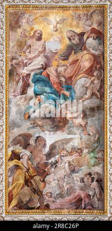 NEAPEL, ITALIEN - 19. APRIL 2023: Die Fresko-Krönung der Jungfrau Maria in der Kirche Chiesa del Gesu Nuovo von Massimo Stanzione (1639 - 1640). Stockfoto