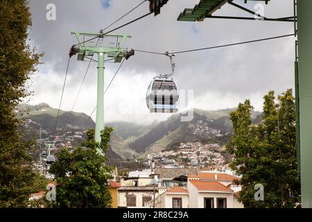 Die Seilbahn fährt über das Haus auf dem Weg vom Berg hoch oder runter Stockfoto