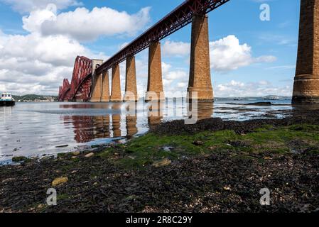 Die Forth Bridge ist eine Cantilever-Eisenbahnbrücke über den Firth of Forth im Osten Schottlands, Stockfoto