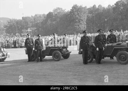 Tatsächlich 16-1947: Hunderttausend zollen dem König 75 Jahre lang Tribut Oslo hatte alle Register für König Haakons 75. Geburtstag am 3. August gezogen. Das Bild des Königs glänzte gegen einen in allen Größen und Editionen von fast jedem Schaufenster. Drei ganze Tage lang dauerten die königlichen Festlichkeiten. Der Höhepunkt der Feierlichkeiten in Oslo war zweifellos die Autofahrt des Königs durch die Stadt am Sonntag. Foto: Aktuell/NTB ***FOTO NICHT VERARBEITET*** Stockfoto