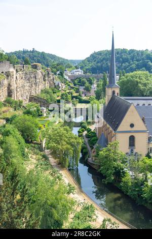 Elglise Saint-Jean-du-Grund und die Alzette von Chemin de la Corniche, Grund Quartier, Stadt Luxemburg, Luxemburg Stockfoto