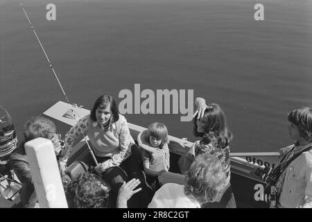 Aktuelle 21 - 1974: Wenche auf der HeimWenche Myhre - vom Erfolg mit Povel Ramel in Berns in Stockholm bis zu einem kurzen Besuch zu Hause auf Nesøya, um Aufnahmen für eine große "Wenche Show" im deutschen Fernsehen zu machen, an der auch sein Sohn Kim teilnehmen wird. Foto: Aage Storløkken / Aktuell / NTB ***FOTO NICHT VERARBEITET*** Stockfoto