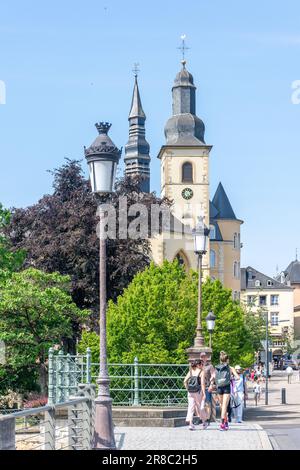 Elglise Saint-Michel vom Boulevard Victor Thorn, Ville Haute, Stadt Luxemburg, Luxemburg Stockfoto
