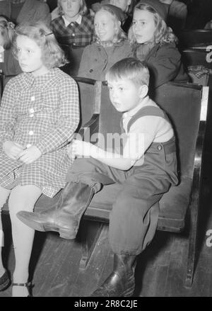 Tatsächlich 01-1947: Das Puppentheater die Kinder erobern die Theater zu Weihnachten, Kindershows werden oft im ganzen Land aufgeführt. Aktuell hat 'eineinhalb Stunden mit dem Weihnachtsmann' im Studioteatret in Oslo besucht. Das Rönnblad-Paar, das das gesamte Theater mit insgesamt 300 Puppen leitet, hat in schwedischen Grundschulen mehr als 5.000 Auftritte gegeben, und jedes Jahr werden die Auftritte von über 60.000 Kindern gesehen. Die Kinder folgten lebhaft in der dramatischen Darstellung von Snøhvit Schicksal. Das kleine Kleinkind hat den Zeitpunkt und die Form des Geschehens auf sta vergessen Stockfoto