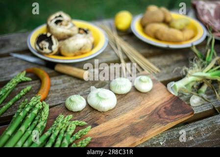 Verschiedene Gemüsesorten, Spargel, Zwiebeln, gegrillte Pilze. Vorbereitung für grünes Grillen. Stockfoto