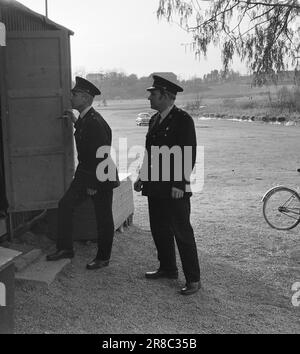 Tatsächlich 22 - 2 - 1974: DUS mit der Police Die Bezirkspolizei ist ein seltsames Phänomen, das als eine Art Pufferzone zwischen dem gewöhnlichen Polizisten und dem Jungen auf der Straße agiert. Der Zweck besteht in erster Linie darin, Verbrechen zu verhindern. Current ist bei den Offizieren Helge Løhren und Lars Stubstad. Foto: Ivar Aaserud / Aktuell / NTB ***FOTO NICHT ABGEBILDET*** Stockfoto