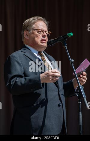 Bürgermeisterin Juhana Vartiainen hält am Helsinki-Tag in Helsinki, Finnland, eine Rede auf dem Esplanade-Park-Bandstand Stockfoto