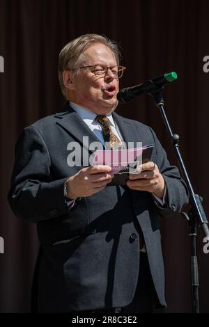 Bürgermeisterin Juhana Vartiainen hält am Helsinki-Tag in Helsinki, Finnland, eine Rede auf dem Esplanade-Park-Bandstand Stockfoto
