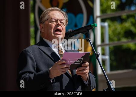 Bürgermeisterin Juhana Vartiainen hält am Helsinki Day eine Rede auf dem Esplanade-Park-Bühnenstand in Helsinki, Finnland Stockfoto