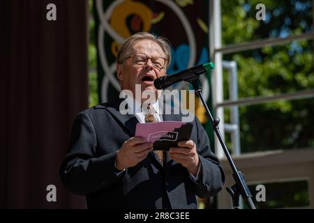 Bürgermeisterin Juhana Vartiainen hält am Helsinki-Tag in Helsinki, Finnland, eine Rede auf dem Esplanade-Park-Bandstand Stockfoto