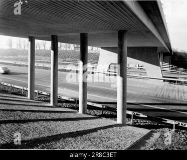 Autobahnbau in der 1970-80s. Zeigen neu gebaute Straßen ohne Verkehr an. Straßenarbeiter und Baufehler. Stockfoto