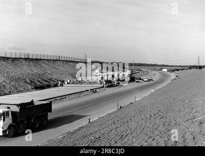 Autobahnbau in der 1970-80s. Zeigen neu gebaute Straßen ohne Verkehr an. Straßenarbeiter und Baufehler. Stockfoto