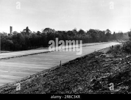 Autobahnbau in der 1970-80s. Zeigen neu gebaute Straßen ohne Verkehr an. Straßenarbeiter und Baufehler. Stockfoto