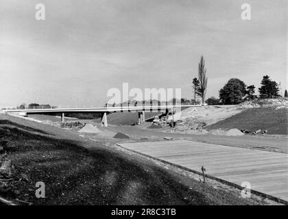 Autobahnbau in der 1970-80s. Zeigen neu gebaute Straßen ohne Verkehr an. Straßenarbeiter und Baufehler. Stockfoto