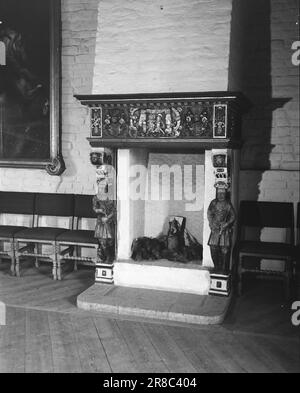 Aktuell 07-1950: Versteckte Schätze in der Mitte von Oslodas neu restaurierte Schloss und die Festung Akershus bietet viele bekannte und unbekannte Schätze - mitten in Oslo. Das Romeriksalen füllt den Großteil der zweiten Etage des sogenannten Romeriks-Flügels. An der kurzen Südmauer ist dieser alte, gemütliche Kamin. Foto: Sverre A. Børretzen / Aktuell / NTB ***FOTO NICHT IMAGE PROCESSED*** Stockfoto