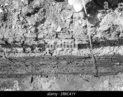 Autobahnbau in der 1970-80s. Zeigen neu gebaute Straßen ohne Verkehr an. Straßenarbeiter und Baufehler. Stockfoto