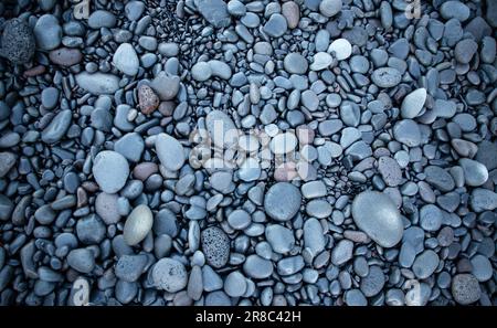 Nahaufnahme von Steinen und Kieseln am Strand Stockfoto