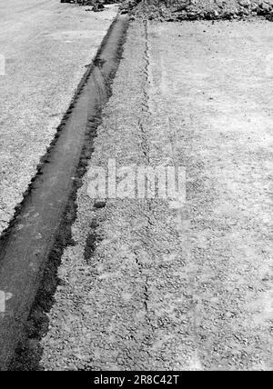 Autobahnbau in der 1970-80s. Zeigen neu gebaute Straßen ohne Verkehr an. Straßenarbeiter und Baufehler. Stockfoto