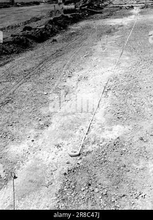 Autobahnbau in der 1970-80s. Zeigen neu gebaute Straßen ohne Verkehr an. Straßenarbeiter und Baufehler. Stockfoto