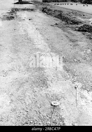 Autobahnbau in der 1970-80s. Zeigen neu gebaute Straßen ohne Verkehr an. Straßenarbeiter und Baufehler. Stockfoto