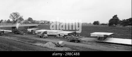 Autobahnbau in der 1970-80s. Zeigen neu gebaute Straßen ohne Verkehr an. Straßenarbeiter und Baufehler. Stockfoto