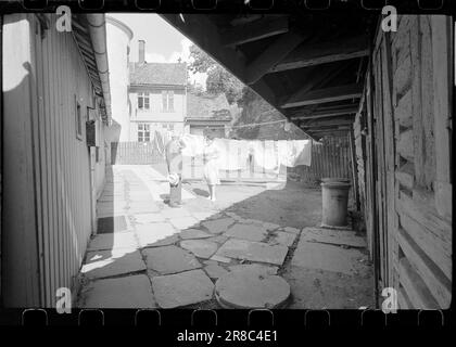 Strom 30-7-1960: Damals... In Oslo gibt es einen alten Bezirk namens Hammersborg, und in diesem Bezirk ist Damstredet, wo unter anderem Henrik Wergeland zu seiner Zeit lebte. Jetzt erlebt dieser Bezirk seine Renaissance, und die Straße wird allmählich von jungen Menschen bevölkert, die teilweise aus Wohnungsmangel, teilweise aus dem Sinn des Alten, dort einziehen. Foto: Sverre A. Børretzen / Aage Storløkken / Aktuell / NTB ***FOTO NICHT ABGEBILDET*** Stockfoto