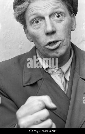 Derzeit 10-9-1960: Schwimmender Sarg Flakke repariert alte Wannen in seiner eigenen Werkstatt, die nicht den professionellen Standards entsprechen. Der Hauptzeuge in einem möglichen Fall gegen Flakke wird der Klempner Karl Pettersen sein, der ein Loch in den Schießstand von „Kovda“ gestochen hat. Foto: Sverre A. Børretzen / Aktuell / NTB ***FOTO NICHT IMAGE PROCESSED*** Stockfoto