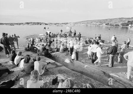 Aktuell 28 - 4 - 1974: Vom Strand geworfen Married Ehepaar Ada Haug und Odd Grythe reisen vom Campingplatz zum Campingplatz und stellen TV-Material her. Es gibt Live-Übertragungen. Aber sie erfordern auch umfangreiche Vorbereitungsarbeiten. Foto: Ivar Aaserud / Aktuell / NTB ***FOTO NICHT ABGEBILDET*** Stockfoto