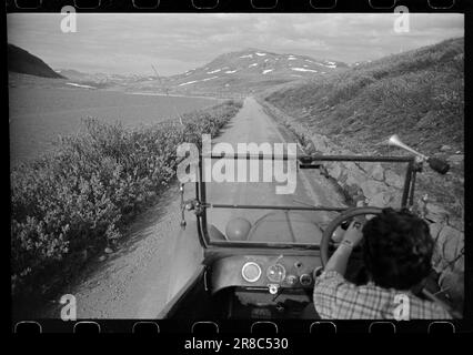 Aktuell 32-7-1960: Im Flug mit alten Rädern. Kann eine junge Dame von heute ein launisches altes Auto auf harten Bergstraßen beherrschen? Sverre A. Børretzen beschreibt eine kühne Reise Oslo - Årdal - Oslo mit dem Buick Ambrosius (41 Jahre alt), der von Brit Hedberg (21 Jahre alt) gefahren wird. Foto: Sverre A. Børretzen / Aktuell ***FOTO IST NICHT BILDVERARBEITET*** Stockfoto