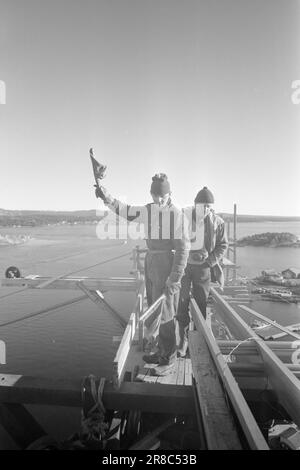 Aktuell 50-6-1960: In Brevik wird eine Brücke gebaut. Bald werden die endlosen Schlangen an Autos vor der Fähre Brevik-Stathelle ein Ende haben, da in Brevik eine Brücke gebaut wird. Foto: Sverre A. Børretzen / Aktuell / NTB ***FOTO NICHT IMAGE PROCESSED*** Stockfoto