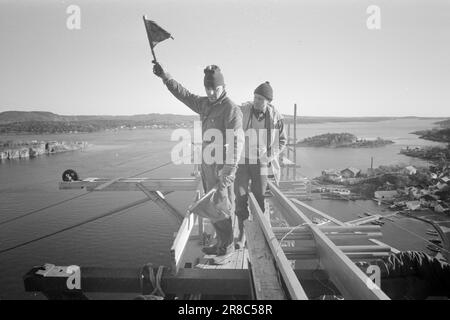 Aktuell 50-6-1960: In Brevik wird eine Brücke gebaut. Bald werden die endlosen Schlangen an Autos vor der Fähre Brevik-Stathelle ein Ende haben, da in Brevik eine Brücke gebaut wird. Foto: Sverre A. Børretzen / Aktuell / NTB ***FOTO NICHT IMAGE PROCESSED*** Stockfoto