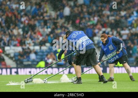 Glasgow, Großbritannien. 20. Juni 2023. In der Qualifikationsrunde der Europameisterschaft 2024 erzielte Callum McGregor nach 6 Minuten Schottlands erstes Tor. Kurz darauf setzte der Schiedsrichter das Spiel wegen schlechter Platzverhältnisse nach starkem Regen für 20 Minuten aus. Kredit: Findlay/Alamy Live News Stockfoto