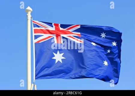 Die Flagge Australiens, die stolz über dem Australian Memorial Park im Ersten Weltkrieg in Fromelles (Nord), Frankreich, fliegt Stockfoto