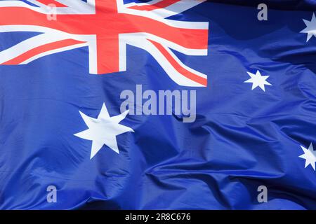 Die Flagge Australiens, die stolz über dem Australian Memorial Park im Ersten Weltkrieg in Fromelles (Nord), Frankreich, fliegt Stockfoto