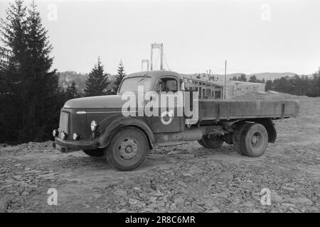 Aktuell 50-6-1960: In Brevik wird eine Brücke gebaut. Bald werden die endlosen Schlangen an Autos vor der Fähre Brevik-Stathelle ein Ende haben, da in Brevik eine Brücke gebaut wird. Foto: Sverre A. Børretzen / Aktuell / NTB ***FOTO NICHT IMAGE PROCESSED*** Stockfoto