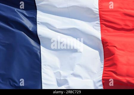 Die französische Nationalflagge, die stolz über den Australian Memorial Park im Ersten Weltkrieg in Fromelles (Nord), Frankreich, fliegt Stockfoto