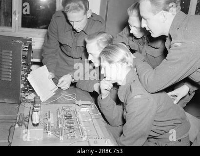 Aktuell 24-4-1947: Sicherer Flugverkehr die Kommunikations- und Radarschulen der Air Force in Lutvann trainieren diejenigen, die für den Kommunikationsdienst der Air Force verantwortlich sind. Peinlich, pedantische Genauigkeit sind wichtige Eigenschaften. Detaillierte Anweisungen für ein Radargerät, ein praktisches kleines Instrument, das Sie viel genießen können, aber leider können wir kein detaillierteres Bild davon mitbringen, da einige Details noch geheim sind. In Friedenszeiten wird Radar hauptsächlich als Navigationsinstrument verwendet. Foto: Th. Skotaam/Aktuell/NTB ***FOTO NICHT VERARBEITET*** Stockfoto