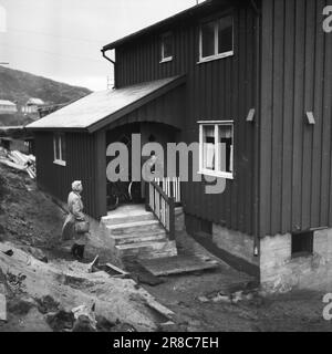 Tatsächlich 20-3-1947: Honningsvåg'Zwischen Baracken und Bergen am Meer...' Als die deutschen „Entstörungsabteilungen“ Honningsvåg verließen, blieb nur die winzige Holzkirche erhalten und bezeugte, dass Honningsvåg eine florierende kleine Gemeinde war, das größte Fischerdorf von West Finnmark. Wie sieht es heute in Honningsvåg aus, fast drei Jahre nachdem die Deutschen in Finnmark ihre Verwüstung begannen? Wie läuft es eigentlich mit der umstrittenen Restaurierung im Norden? Foto: Th. Skotaam/Aktuell/NTB ***FOTO NICHT VERARBEITET*** Stockfoto