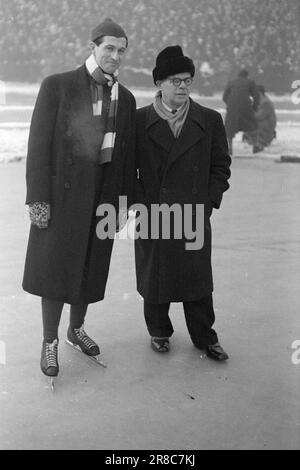 Tatsächlich 4-6-1947: WC auf EisskatingBoil für 10 Sekunden. Die Eiskunstlauf-Weltmeisterschaft 1947 verlief im Stil aller vorherigen großen Rennen dieses Jahres. Der Höhepunkt waren zweifellos die 10.000 Meter, auf denen Sverre Farstad aus Trønder gegen Finn Lassi Parkkinen kämpfte. Die Haupttribüne war während des gesamten Rennens voller Spannung, aber die trønder konnte Parkkinen nicht festhalten. Farstad verbrachte genau 10 Sekunden zu viel und wurde finnischer Weltmeister. Foto: Aktuell/NTB ***FOTO NICHT VERARBEITET*** Stockfoto