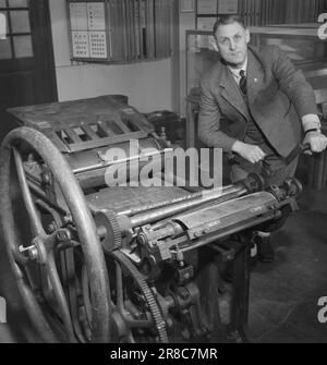 Aktuell 8-1-1947: Der 300. Jahrestag der schwedischen Post die Geschichte des Briefes seit 300 Jahren heute kann der Postdienst in diesem Land auf 300 Jahre Postdienst zurückblicken. In dieser Zeit hat sie unzählige Millionen Briefe gebracht. Anlässlich des Jubiläums wurde am 15. Januar im Postgebäude in Oslo ein Museum eröffnet. Der Postinspektor Eilert Tommelstad hat das Postmuseum organisiert und weiß alles Wissenswerte über die Post in Norwegen. Die Maschine, gegen die er sich lehnt, ist die Presse für "Vort Arbeide", den Vorläufer von "Arbeiderbladet". Stempel sind ebenfalls darauf gedruckt. Ph Stockfoto