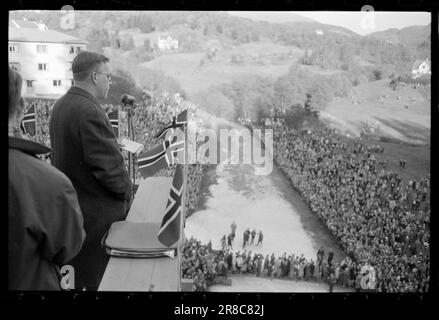 Actual 47-4-1960 : luftiger Schwebeflug ohne Schnee Bergen's Ski Circle zusammen mit Fana Idrettslag und Hoppsportens Freunden organisierten Rennen in Lilletvedtbakken in Fana außerhalb von Bergen. Der Abflusskanal war mit zerstoßenem Eis von Bergen Fiskeinwiesi überzogen. Foto: Sverre A. Børretzen / Aktuell / NTB ***FOTO NICHT IMAGE PROCESSED*** Stockfoto