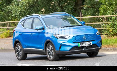 Milton Keynes, Großbritannien - 18. 2023. Juni: 2022 blaues elektrisches MG ZS TROPHY CONNECT EV-Auto, das auf einer englischen Straße unterwegs ist Stockfoto