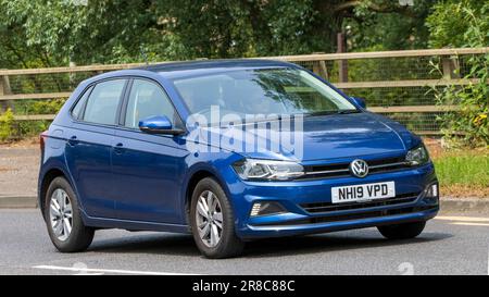 Milton Keynes, Großbritannien - Juni 18. 2023: Blauer VOLKSWAGEN POLO-Wagen 2019, der auf einer englischen Straße fährt Stockfoto