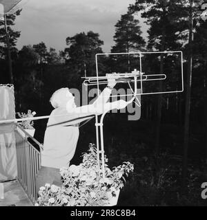 Aktuell 40-5-1960: Nie mehr schlafen Norwegens größter TV-Enthusiast Kjell Aukrust verbringt nun 23 Stunden am Tag vor dem Fernseher. In der letzten Stunde fährt er ein Auto. Er hat seine letzte Kraft während der Olympischen Spiele aufgebraucht. Ebenso ist dies seine bevorzugte Sprache: Nie mehr schlafen. Wenn er die Antenne nach Osten richtet, bekommt er Ton, aber keine Bilder. Im Westen bekommt er Bilder, aber keinen Ton. Foto: Aage Storløkken / Aktuell / NTB ***FOTO NICHT VERARBEITET*** Stockfoto